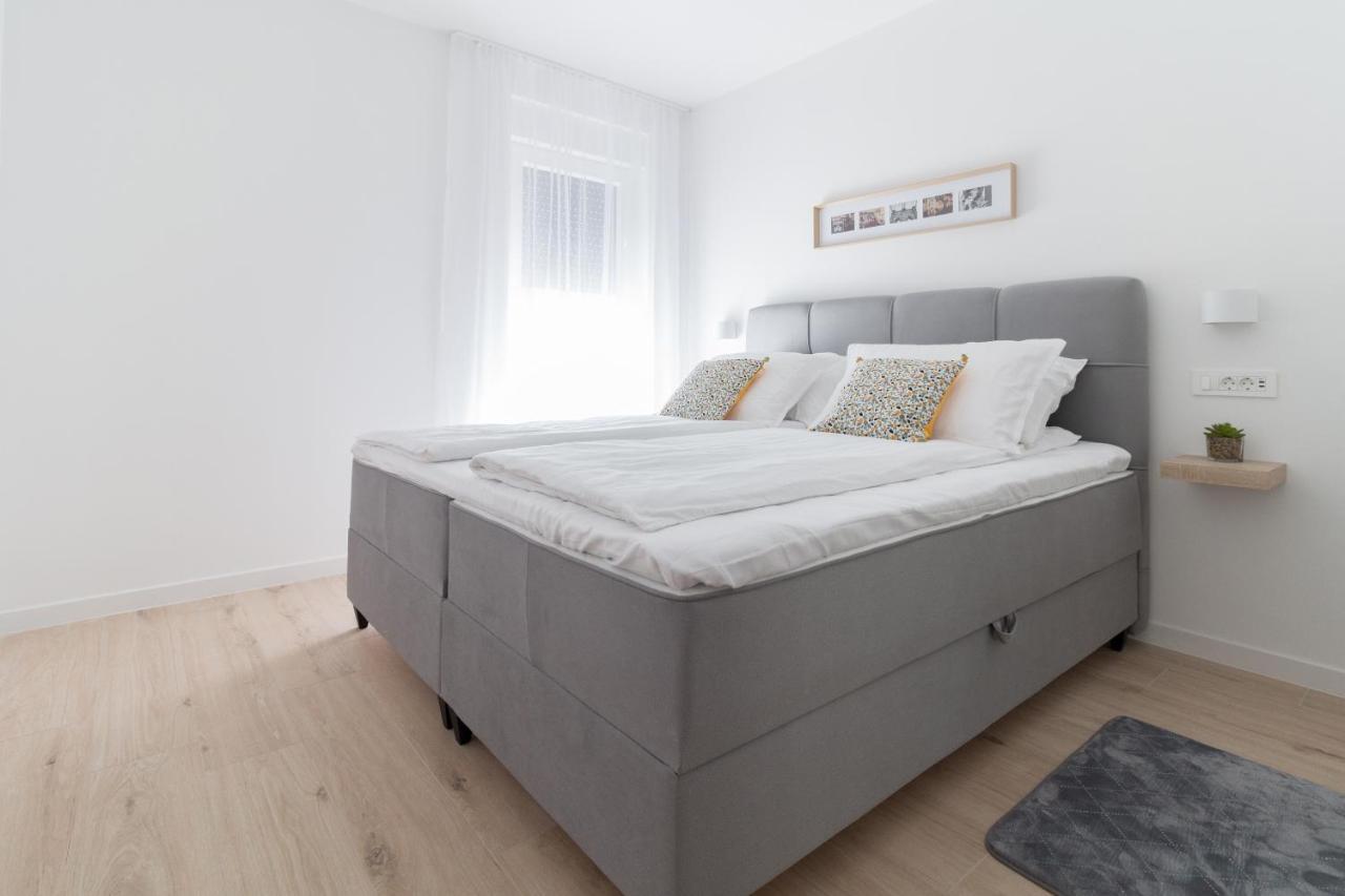 Luxury Beachfront Crystal Aenona - By Ta Leut Agency Apartment Nin