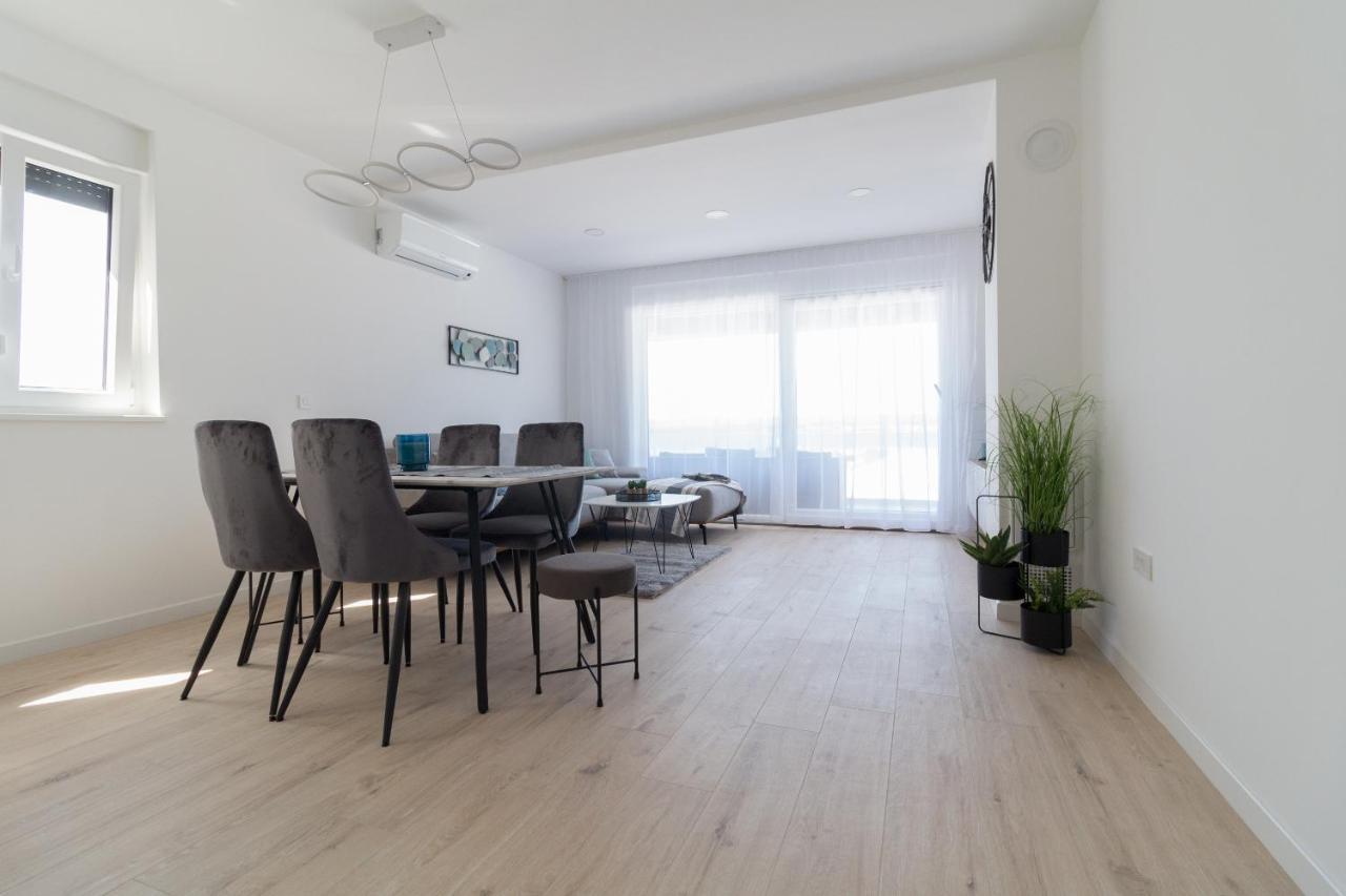 Luxury Beachfront Crystal Aenona - By Ta Leut Agency Apartment Nin