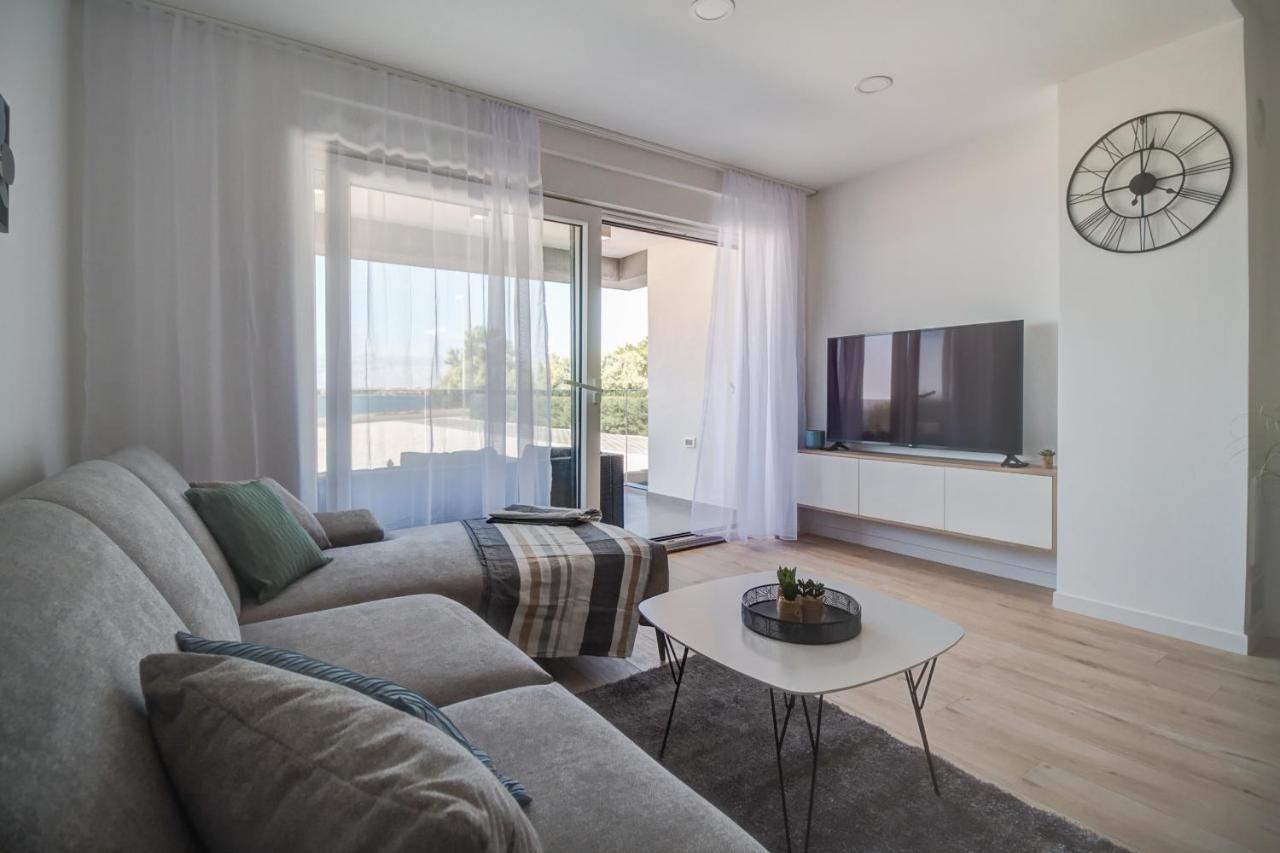 Apartment Luxury Beachfront Crystal Aenona - By Ta Leut Agency *