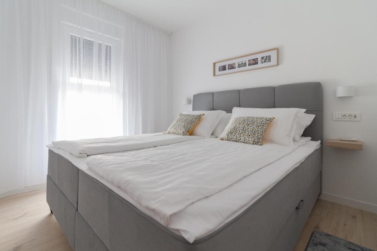 Apartment Luxury Beachfront Crystal Aenona - By Ta Leut Agency *